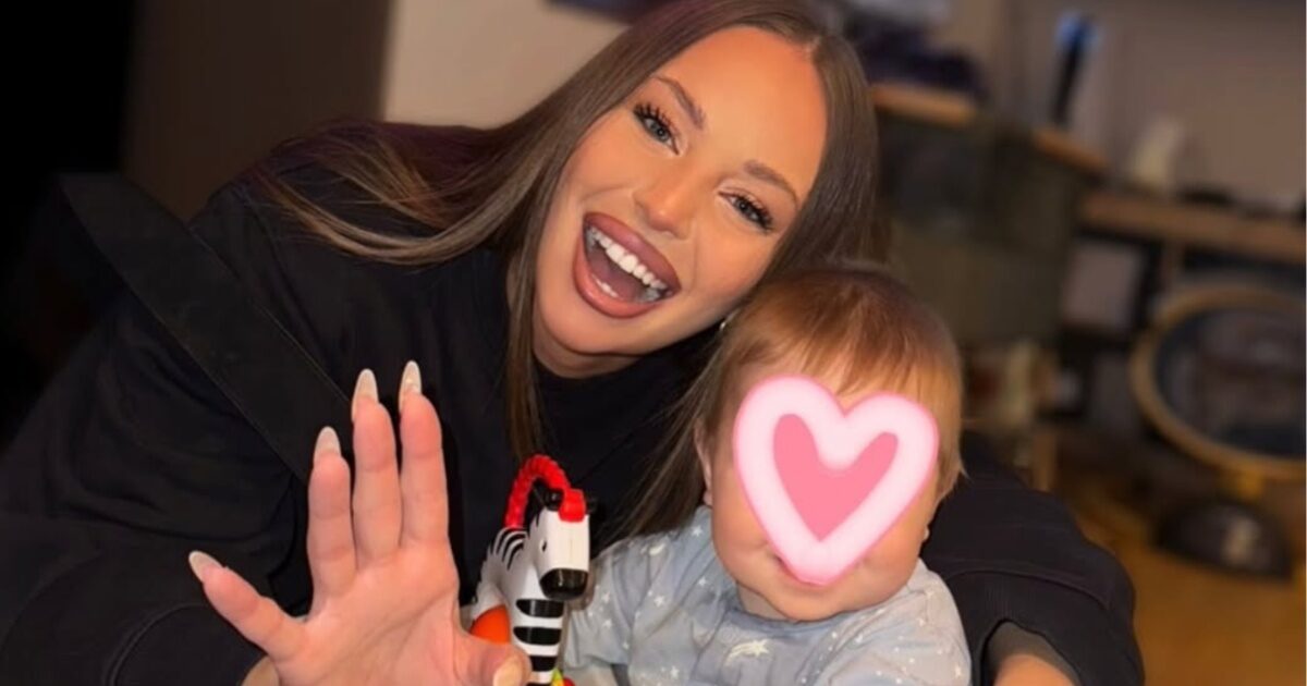 Ανδρομάχη: Εμφανίστηκε στη σκηνή και τραγούδησε κρατώντας τον 1,5 έτους γιο της – Βίντεο