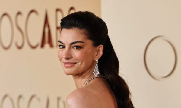Το λιτό floral μανικιούρ της Anne Hathaway είναι ιδανική επιλογή για το Πάσχα