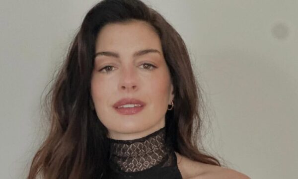 Η Anne Hathaway στο Τόκιο με την ιδανική ιαπωνική αλογοουρά