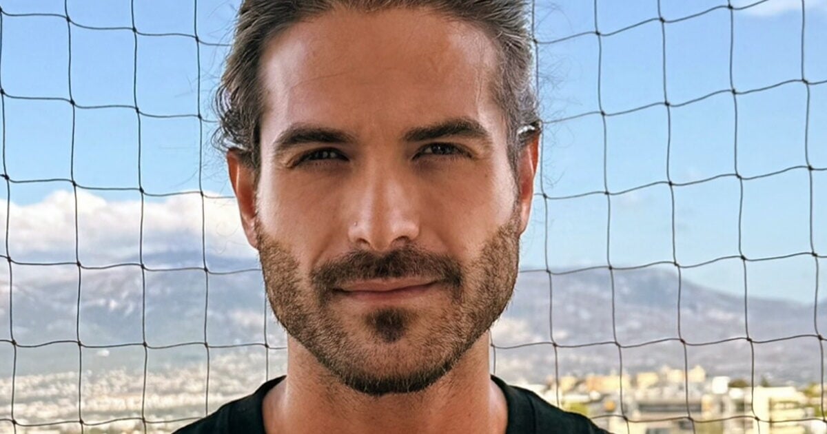 Άρης Μουγκοπέτρος: «Βρίσκομαι στην τελευταία στροφή για την επιστροφή, το χρωστάω στον κόσμο, στις κόρες μου και στον εαυτό μου»