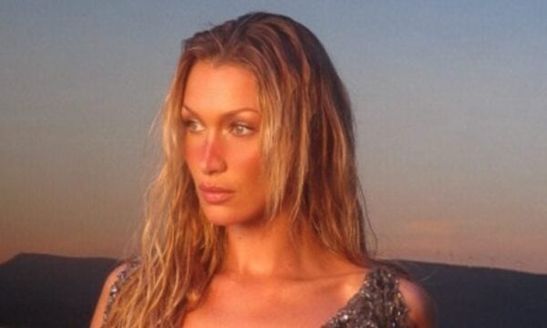 Η Bella Hadid ποζάρει με το πιο μαγευτικό καλοκαιρινό Y2K beauty look