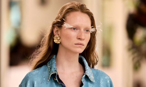Chanel Cruise 2026/2027: Τα beauty looks αναδύουν θαλασσινή αίσθηση με «φτερά» στα μάτια, nude χείλη και κυματιστά μαλλιά