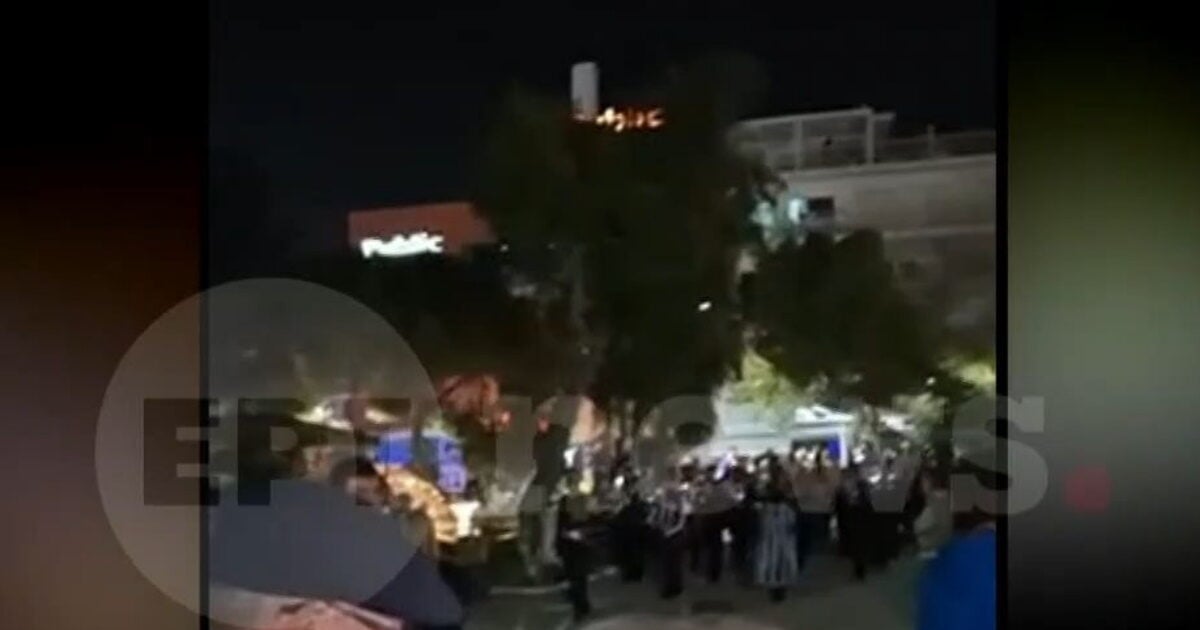 Ο Ντάνιελ Κρεγκ στην περιφορά επιταφίου στον Άγιο Κωνσταντίνο της Γλυφάδας