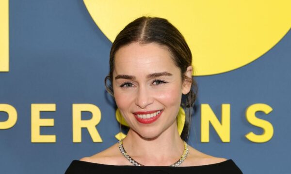 Emilia Clarke: Υιοθέτησε μια τολμηρή αλλαγή στα μαλλιά της με παιχνιδιάρικο ξανθό bob