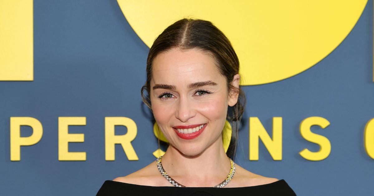 Emilia Clarke: Υιοθέτησε μια τολμηρή αλλαγή στα μαλλιά της με παιχνιδιάρικο ξανθό bob