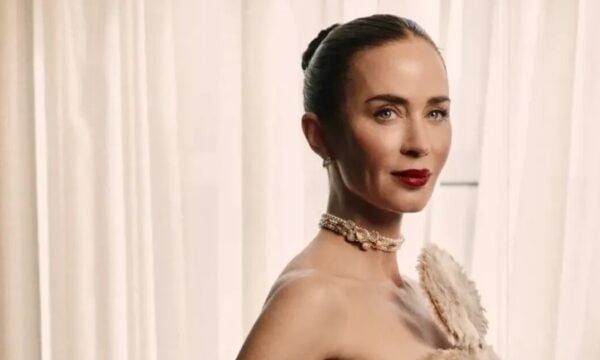 Το κόκκινο μανικιούρ της Emily Blunt κρύβει τη λεπτομέρεια που θα αγαπήσεις