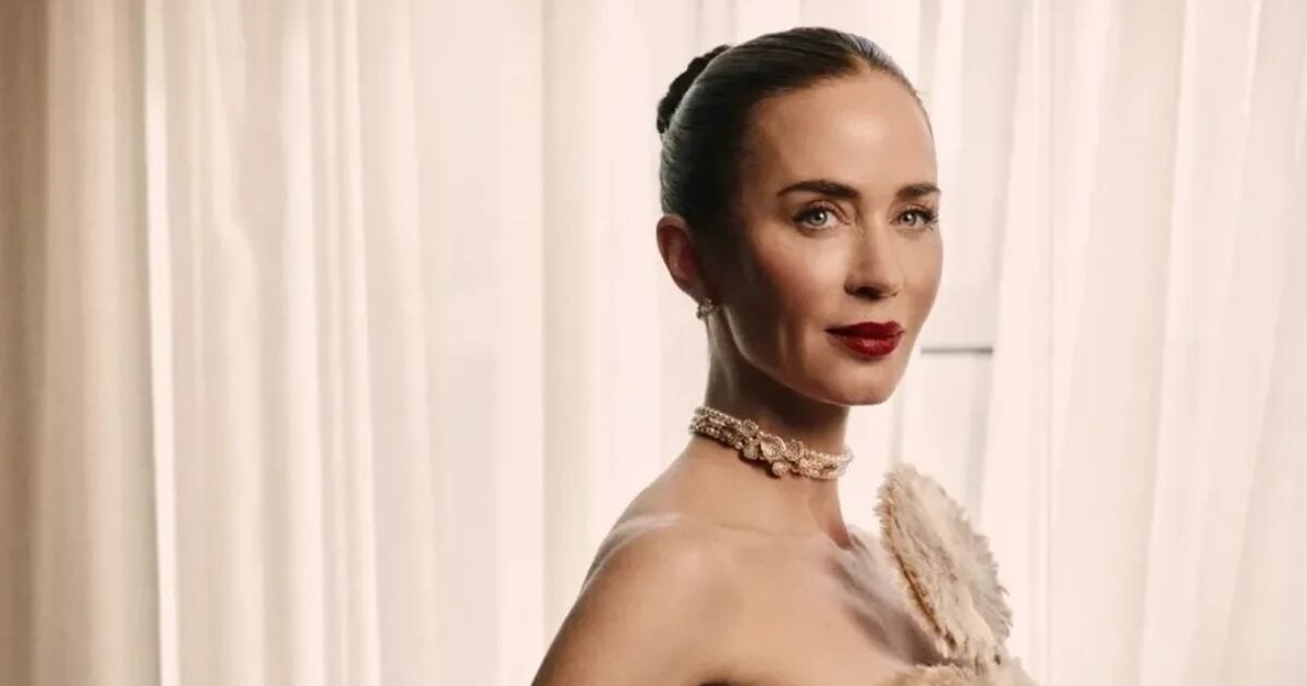 Το κόκκινο μανικιούρ της Emily Blunt κρύβει τη λεπτομέρεια που θα αγαπήσεις