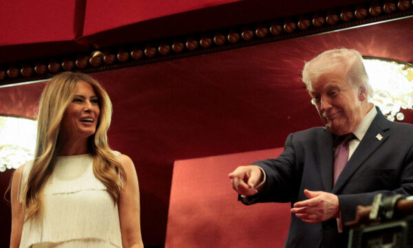 Melania Trump: Με εντυπωσιακό jazz φόρεμα μαγνήτισε τα βλέμματα δίπλα στον Donald Trump
