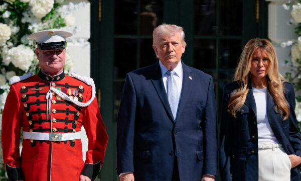 Navy look: Ιδανική επιλογή για το Πάσχα και η Melania Trump το γνωρίζει καλά