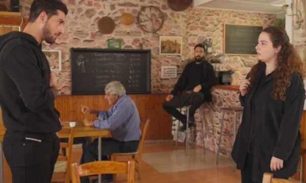 «Η γη της ελιάς»: Ο Κωνσταντίνος καταφέρνει να πείσει τη Φρύνη να δώσει μια νέα ευκαιρία στη σχέση τους