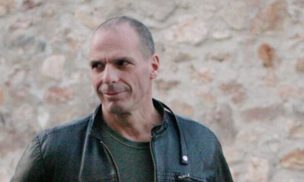 Γιάνης Βαρουφάκης: Ο τρελός χορός του με techno κομμάτι που φέρει το όνομά του