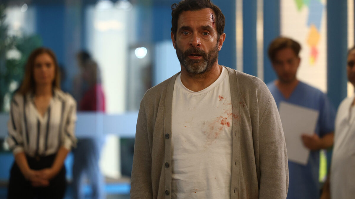 «Ο Γιατρός»: Ο Ανδρέας, εγκλωβισμένος σε ασανσέρ με μία ετοιμόγεννη γυναίκα, καλείται να πάρει κρίσιμες αποφάσεις για τη ζωή δύο ανθρώπων