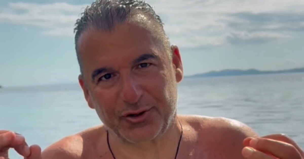 Γιώργος Λιάγκας: Χαίρεται τις βουτιές του στην Τήνο – «Στην Ελλάδα δεν έχει κρύο»
