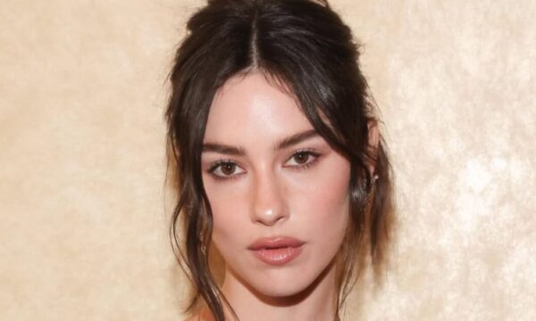 Η Gracie Abrams γνωρίζει το μυστικό για λαμπερό μακιγιάζ — Αυτά είναι τα προϊόντα που προτιμά