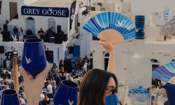 Πάσχα στην Πάρο με την Grey Goose: Εκπληκτικές στιγμές από το διάσημο κυκλαδίτικο γλέντι στο γραφικό λιμανάκι της Νάουσας