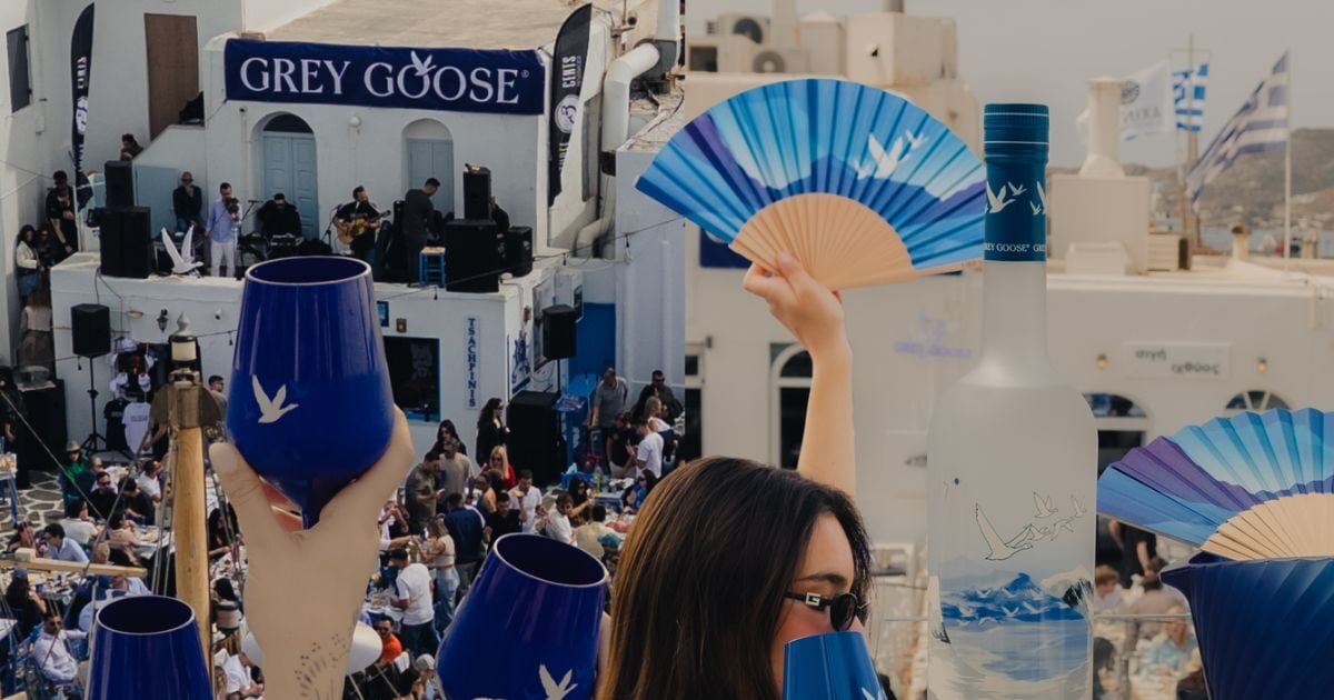 Πάσχα στην Πάρο με την Grey Goose: Εκπληκτικές στιγμές από το διάσημο κυκλαδίτικο γλέντι στο γραφικό λιμανάκι της Νάουσας