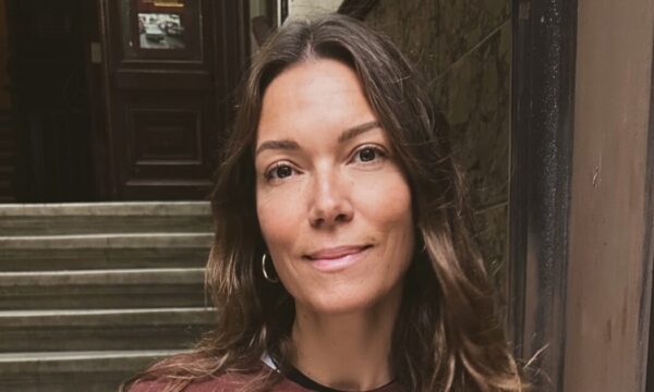 Βίκυ Καγιά: Έφτιαξε πασχαλινά κουλουράκια στην κουζίνα για την οικογένειά της