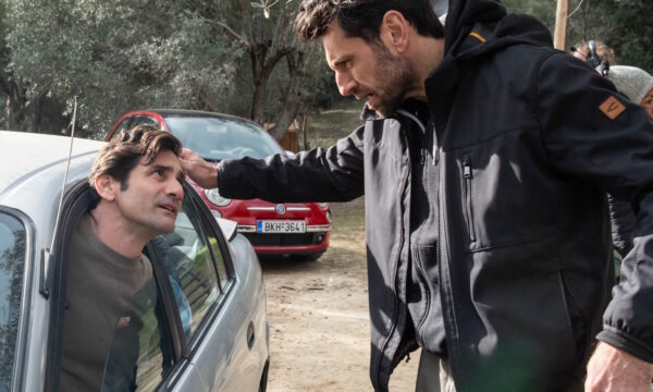 «Κάμπινγκ»: Παρασκήνια από την επίσημη φωτογράφιση των ηθοποιών