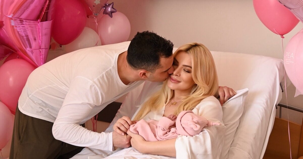 Κατερίνα Καινούργιου: Ο Παναγιώτης Κουτσουμπής μοιράστηκε εικόνα της νεογέννητης κόρης τους