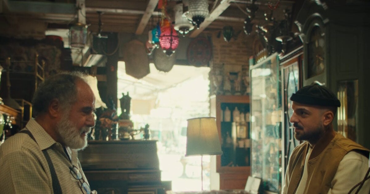 Apon: Ο Θοδωρής Κατσαφάδος λάμπει στο καινούργιο του videoclip για το κομμάτι «Ρεμπέτικο»