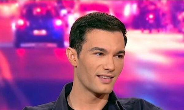 Νίκος Κοσώνας: Η αντίδραση των γονιών του όταν τον είδαν χωρίς ρούχα στη σκηνή
