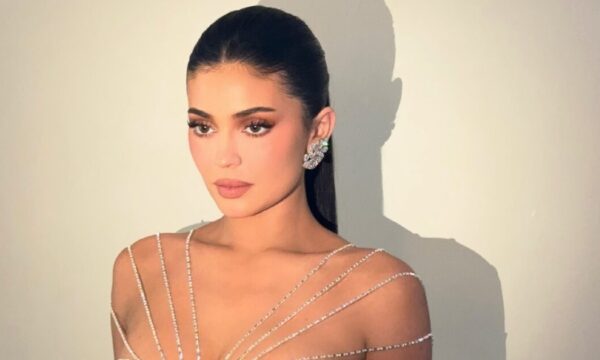 Το ανθισμένο μανικιούρ της Kylie Jenner θα ανεβάσει τη διάθεσή σου