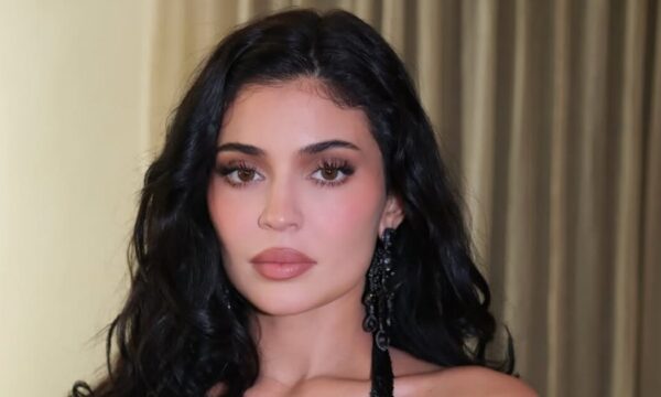 Η Kylie Jenner ανανεώνει το κλασικό french manicure με μια λαμπερή πινελιά
