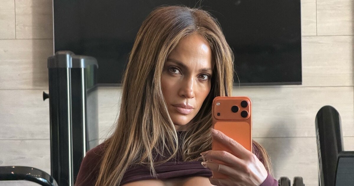 Η Τζένιφερ Λόπεζ αποκαλύπτει τους καλοσχηματισμένους κοιλιακούς της κατά τη διάρκεια της προπόνησης