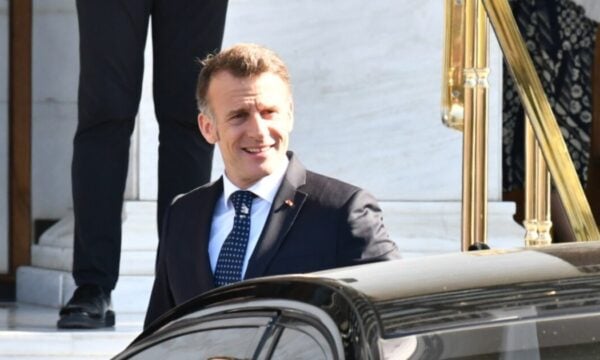 Εμμανουέλ Μακρόν: Καρέ – καρέ η αποχώρησή του από την Αθήνα για τη συνάντηση με τον Κωνσταντίνο Μητσοτάκη στη φρεγάτα «Κίμων»
