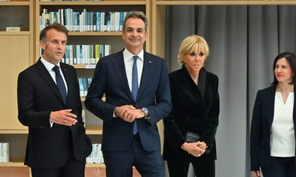 Εμανουέλ και Μπριζίτ Μακρόν: Η επίσκεψη στο Ίδρυμα Σταύρος Νιάρχος με τον Κυριάκο Μητσοτάκη