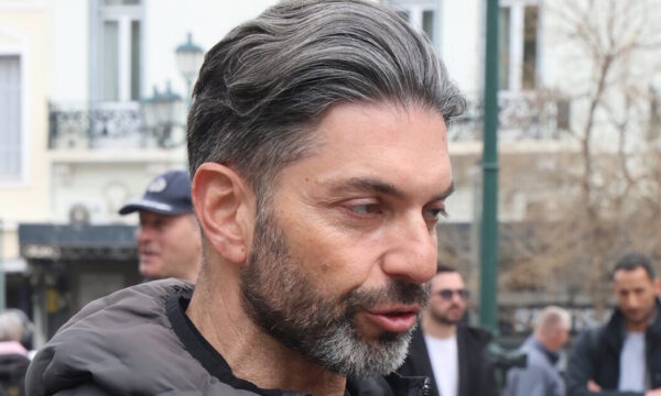 Σπύρος Μαρτίκας: Η στιγμή που «πελάτης» αρπάζει το κινητό του μέσα από το φαρμακείο – Βίντεο ντοκουμέντο