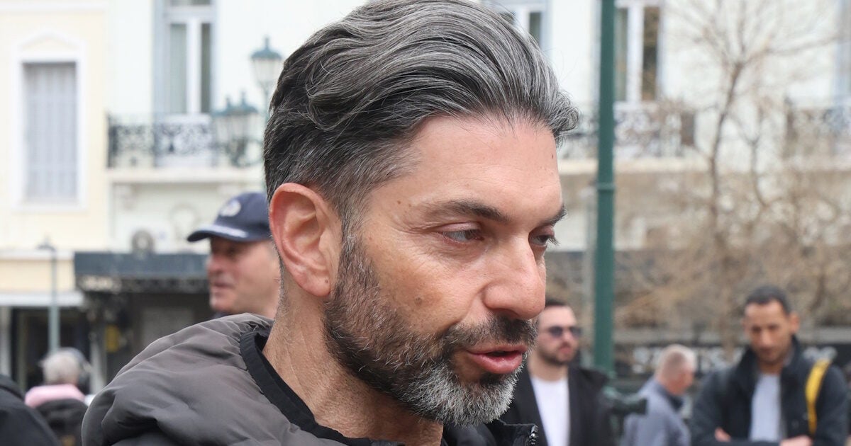 Σπύρος Μαρτίκας: Η στιγμή που «πελάτης» αρπάζει το κινητό του μέσα από το φαρμακείο – Βίντεο ντοκουμέντο