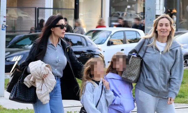 Ελεονώρα Μελέτη: Περίπατος με την κουμπάρα Φλορίντα Πετροτσέλι και τις κόρες τους – Εικόνες