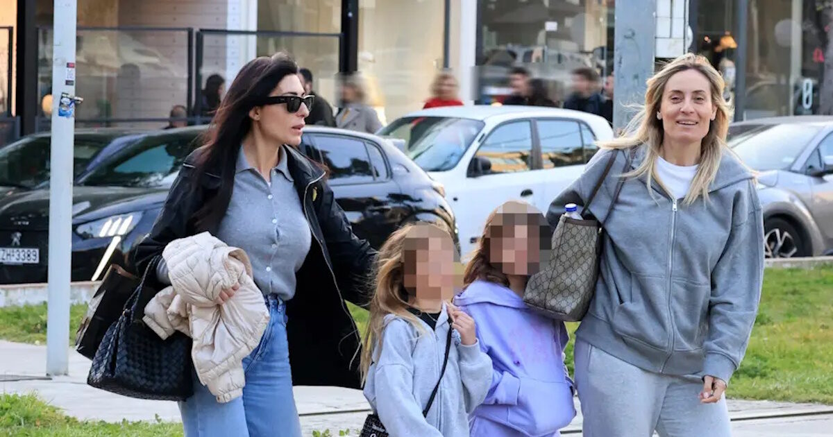 Ελεονώρα Μελέτη: Περίπατος με την κουμπάρα Φλορίντα Πετροτσέλι και τις κόρες τους – Εικόνες
