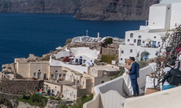Χιλιάδες ζευγάρια από όλο τον κόσμο επιλέγουν «γάμο αλά ελληνικά»