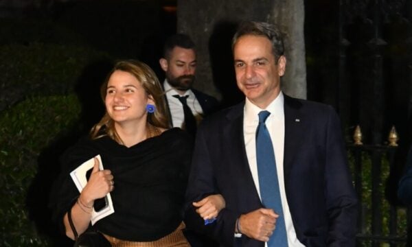 Κυριάκος Μητσοτάκης: Συνοδευόμενος από την κόρη του Δάφνη στο δείπνο με τον Εμανουέλ Μακρόν στο Προεδρικό Μέγαρο χθες βράδυ