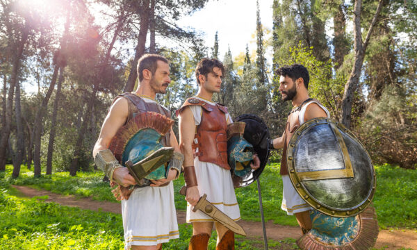«Μπαμπά, σ’ αγαπώ»: Τι συμβαίνει όταν λίγο πριν την επίθεση στους Τρώες, σε καλεί η σύζυγός σου;