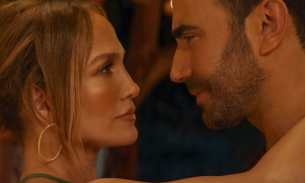 Office Romance: Η ρομαντική κομεντί του Netflix που έχει γίνει θέμα συζήτησης – Με πρωταγωνίστρια την Τζένιφερ Λόπεζ