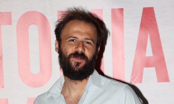 Νίκος Γκέλια: «Έμαθα να διαχειρίζομαι με χιούμορ τις προκλήσεις – Η αλβανική μου καταγωγή ενίσχυσε την καριέρα μου»