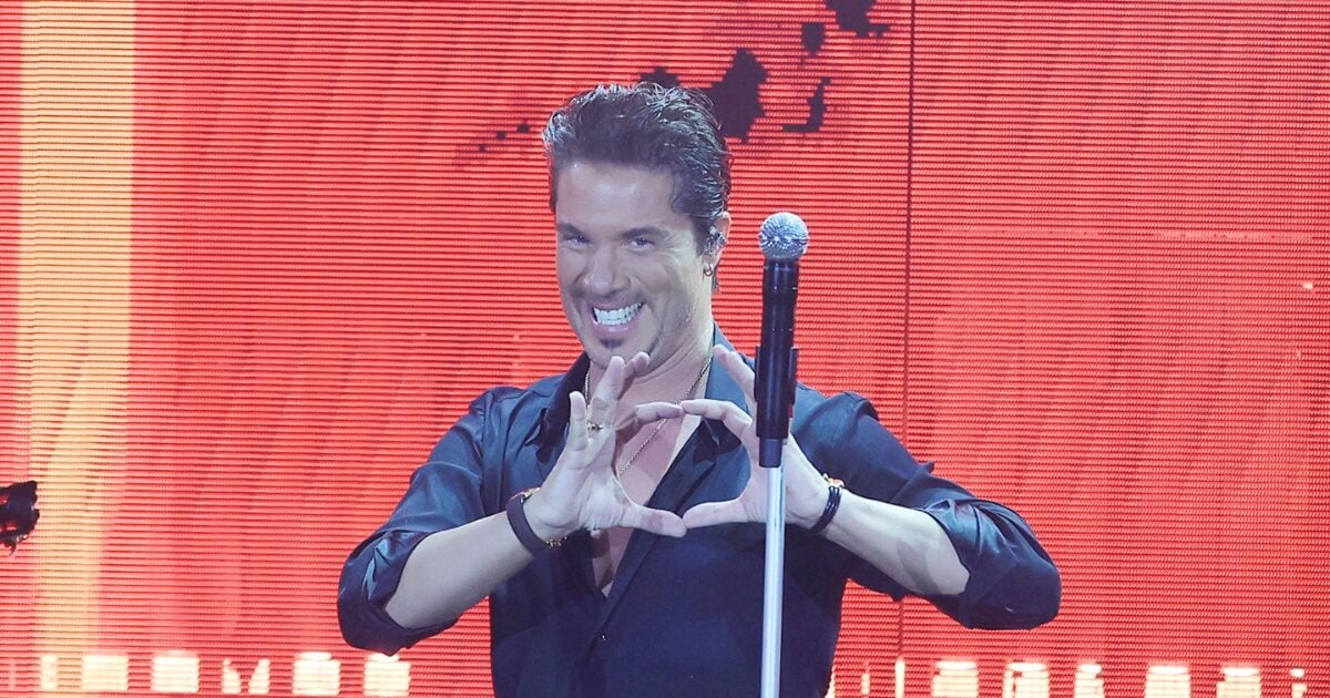 Νίκος Οικονομόπουλος: Το φιλί στη νύφη που κατέκτησε το διαδίκτυο