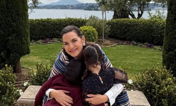 Όλγα Κεφαλογιάννη: Πασχαλινές ευχές με τα δίδυμα αγκαλιά – Φωτογραφία