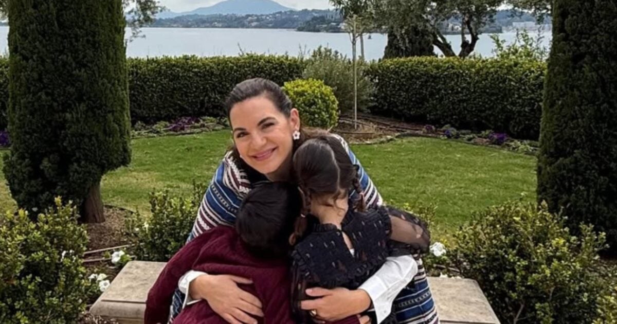 Όλγα Κεφαλογιάννη: Πασχαλινές ευχές με τα δίδυμα αγκαλιά – Φωτογραφία