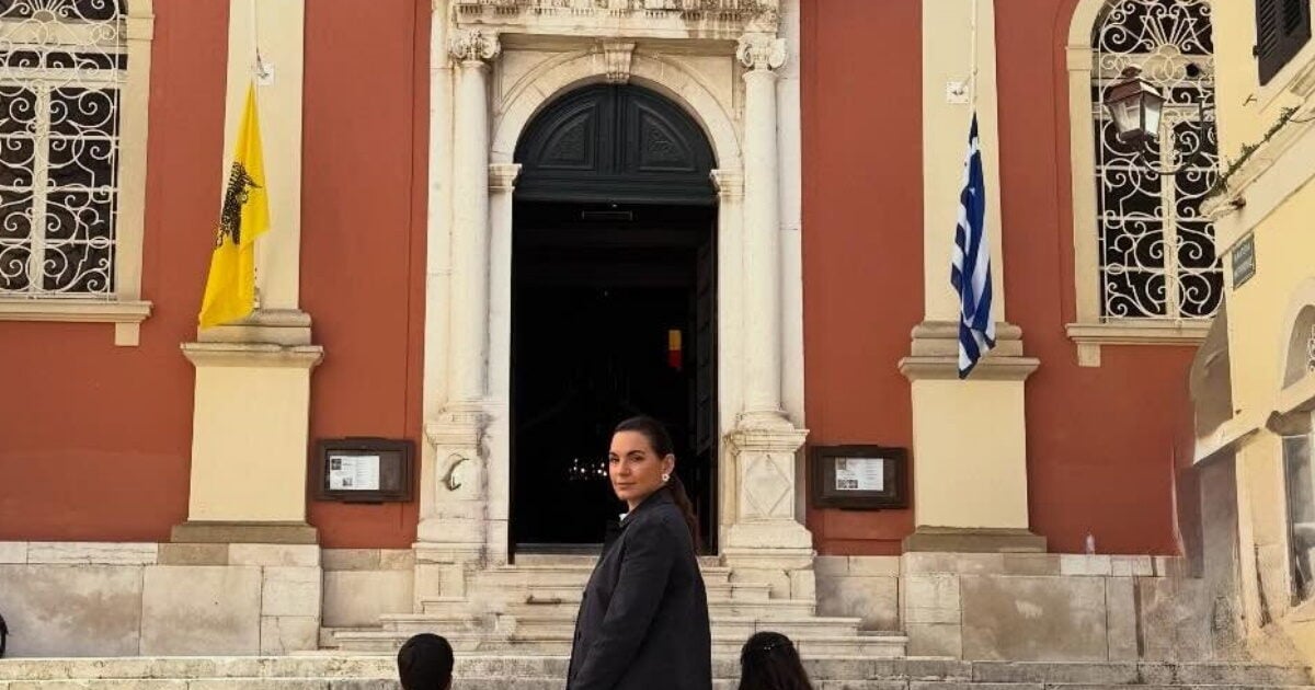 Όλγα Κεφαλογιάννη: Στην Κέρκυρα με τα δίδυμα για το Πάσχα – Εικόνες