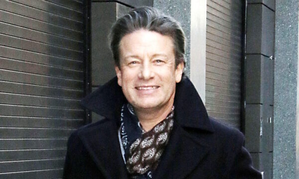 Σπάνιες εικόνες! Ο Jamie Oliver στην Αθήνα: Με ποιον διάσημο Έλληνα απολάμβανε τσίπουρα στη Βαρβάκειο;