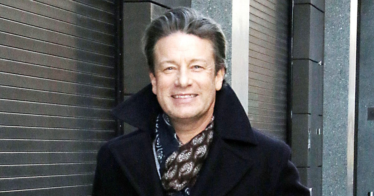 Σπάνιες εικόνες! Ο Jamie Oliver στην Αθήνα: Με ποιον διάσημο Έλληνα απολάμβανε τσίπουρα στη Βαρβάκειο;
