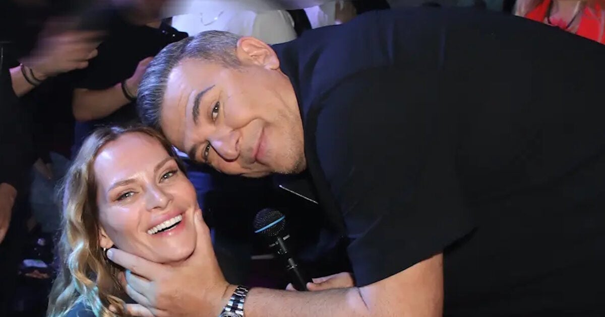 Αντώνης Ρέμος: Το γλυκό φιλί στην Υβόννη Μπόσνιακ στο κέντρο όπου τραγουδά