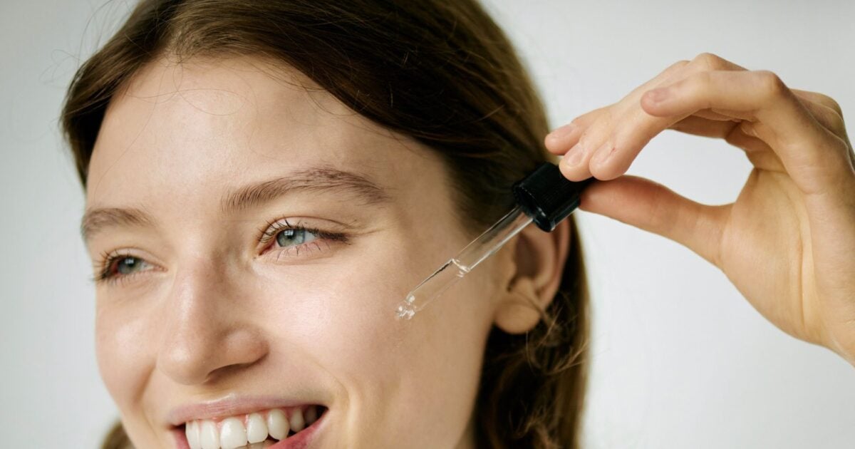 Ρετινόλη ή Bakuchiol: Ποιο από τα δύο δημοφιλή συστατικά υπερισχύει;