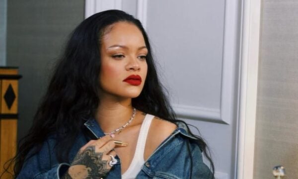 Θέλεις να αναδύεις άρωμα σαν τη Rihanna; Αυτά είναι τα 3 αρώματα που δεν αποχωρίζεται ποτέ