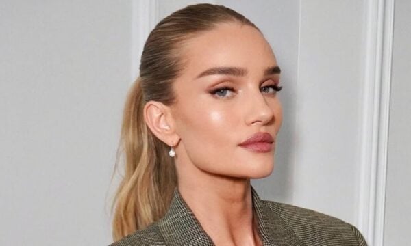 Η Rosie Huntington-Whiteley διαθέτει το χτένισμα που προβάλλει τα highlights με τον πιο εντυπωσιακό τρόπο