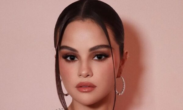 Η Selena Gomez αναβαθμίζει το nude μανικιούρ με cateye πινελιά